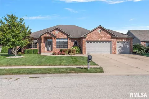 1070 Fountain Park Dr, Sherman, IL 62684
