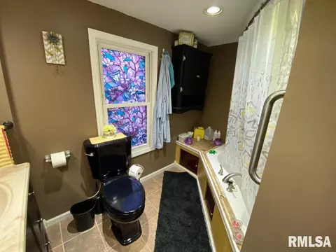 Bath - 2425 S 10th St, Springfield, IL 62703 photo 5 of 8