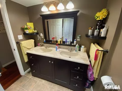 Bath - 2425 S 10th St, Springfield, IL 62703 photo 4 of 8
