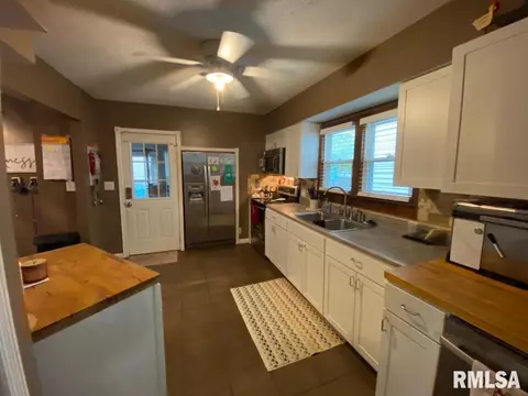 Kitchen - 2425 S 10th St, Springfield, IL 62703 photo 4 of 7