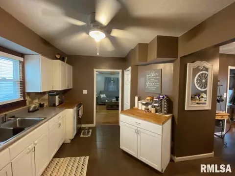 Entry Way - 2425 S 10th St, Springfield, IL 62703 photo 5 of 7