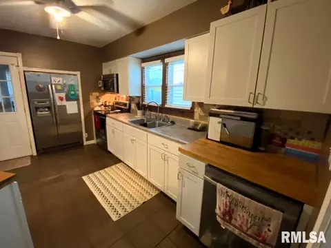 Kitchen - 2425 S 10th St, Springfield, IL 62703 photo 3 of 7