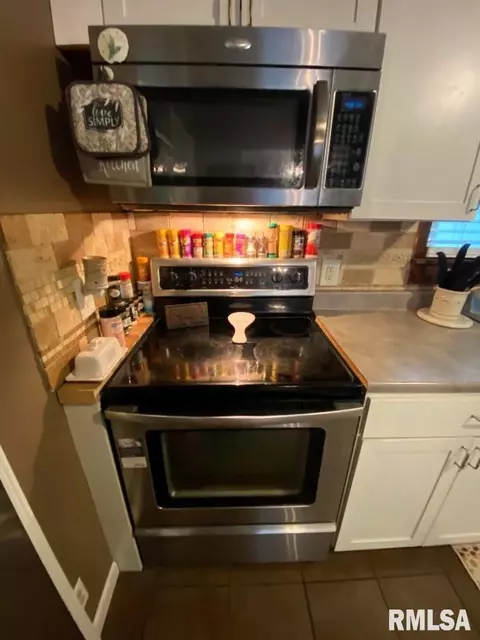 Kitchen - 2425 S 10th St, Springfield, IL 62703 photo 5 of 7