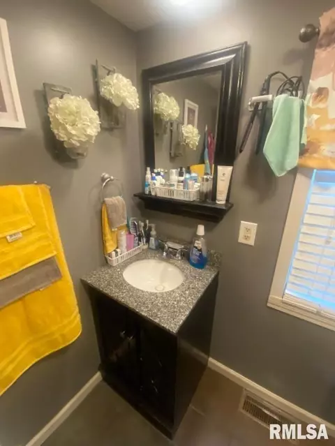 Bath - 2425 S 10th St, Springfield, IL 62703 photo 1 of 8