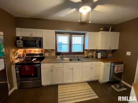 Kitchen - 2425 S 10th St, Springfield, IL 62703 photo 2 of 7
