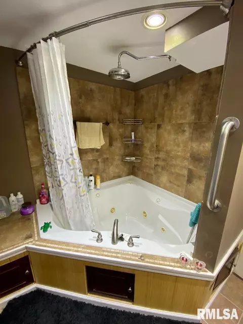 Bath - 2425 S 10th St, Springfield, IL 62703 photo 6 of 8