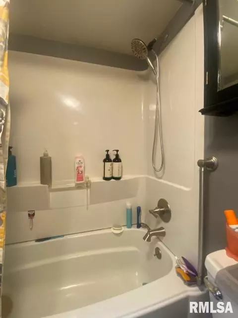 Bath - 2425 S 10th St, Springfield, IL 62703 photo 3 of 8