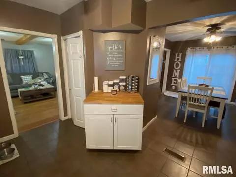 Entry Way - 2425 S 10th St, Springfield, IL 62703 photo 6 of 7