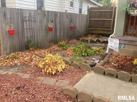Exterior - 2425 S 10th St, Springfield, IL 62703 photo 2 of 7