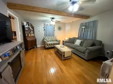 Living - 2425 S 10th St, Springfield, IL 62703 photo 2 of 3