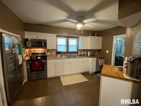 Kitchen - 2425 S 10th St, Springfield, IL 62703 photo 1 of 7