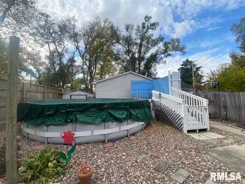 Exterior - 2425 S 10th St, Springfield, IL 62703 photo 5 of 7
