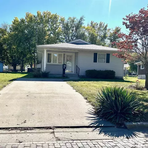 1012 W Vandeveer St, Taylorville, IL 62568