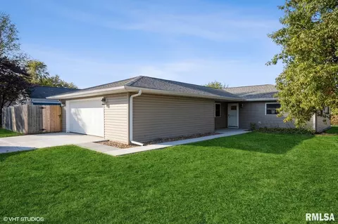 1027 S Cheney St, Taylorville, IL 62568