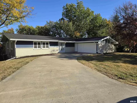 110 Crestview Dr, Hamilton, IL 62341