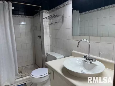Bath - 5 Danbury Dr, Springfield, IL 62704 photo 1 of 2