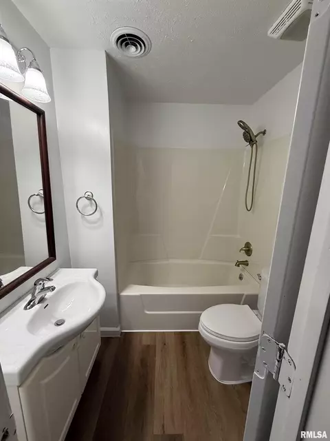 Bath - 922 E Percy Ave, Springfield, IL 62702 photo 1 of 1