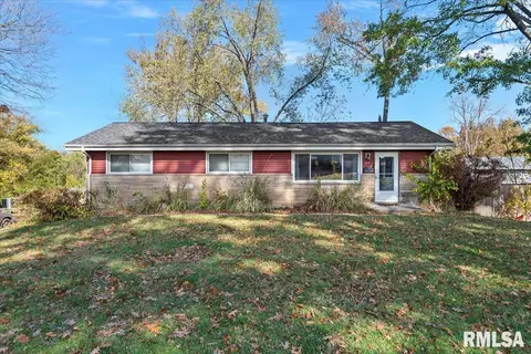 15 Glenwood Ln, Chatham, IL 62629
