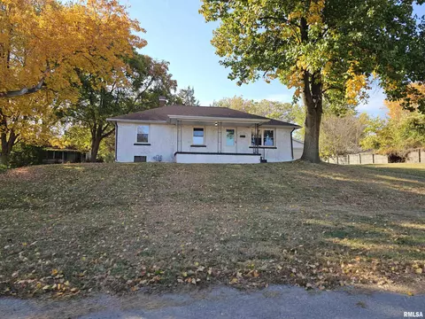903 N 4th St, Petersburg, IL 62675