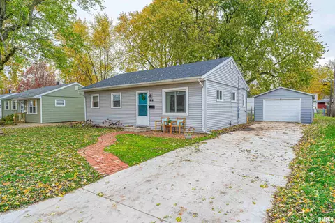 157 Debruler Dr, Lincoln, IL 62656