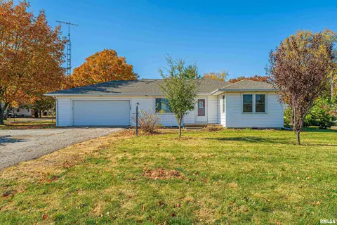 404 N Topper Dr, Mount Pulaski, IL 62548