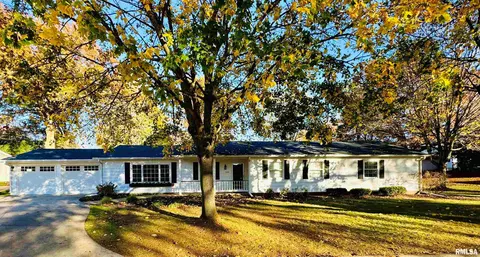 105 Lewis Ln, Knoxville, IL 61448