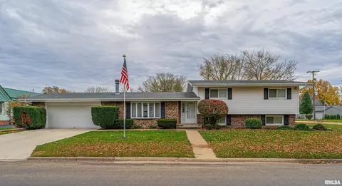 305 SW 4th St, Atlanta, IL 61723