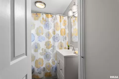 Bath - 554 W Canedy St, Springfield, IL 62704 photo 1 of 1