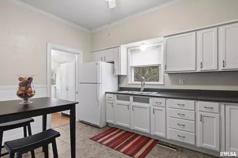 Kitchen - 554 W Canedy St, Springfield, IL 62704 photo 3 of 4