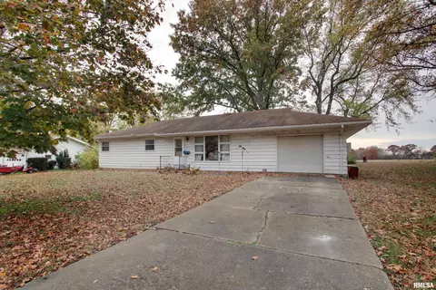 317 W Maple St, Ursa, IL 62376