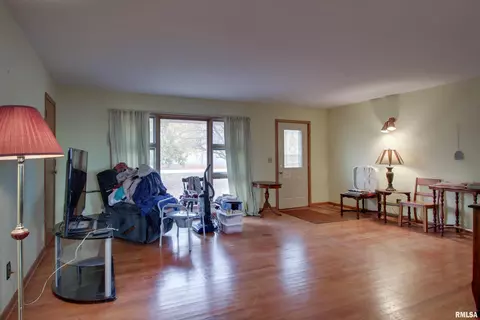 317 W Maple St, Ursa, IL 62376 photo 3