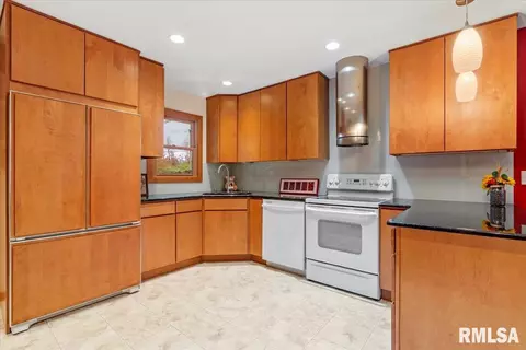 Kitchen - 5220 Carlton St, Springfield, IL 62703 photo 2 of 4