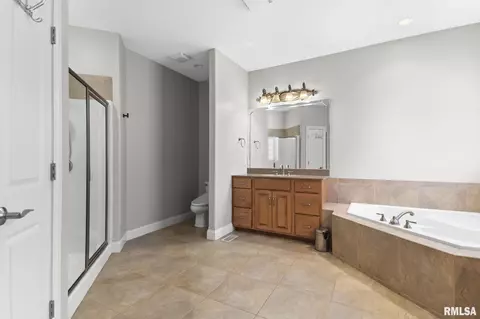 Bath - 2205 Interlacken Dr, Springfield, IL 62704 photo 1 of 4