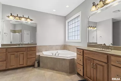 Bath - 2205 Interlacken Dr, Springfield, IL 62704 photo 2 of 4