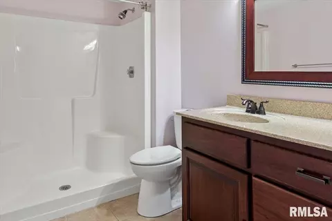 Bath - 2645 Cooper Ave, Springfield, IL 62704 photo 2 of 2