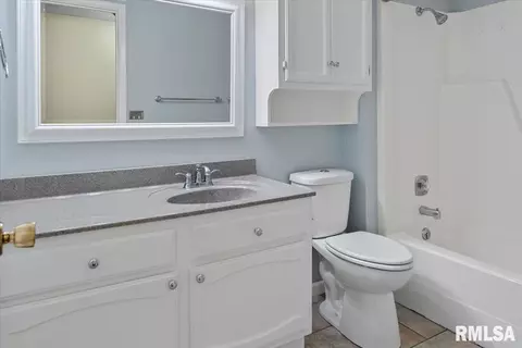 Bath - 2645 Cooper Ave, Springfield, IL 62704 photo 1 of 2