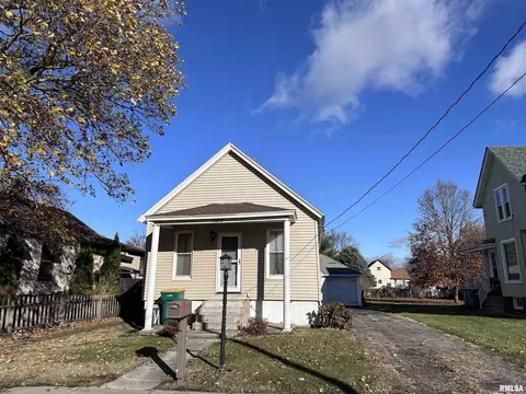 585 E 2nd St, Galesburg, IL 61401