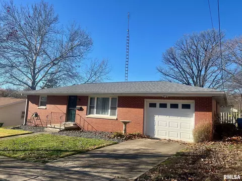 213 S 11th St, Petersburg, IL 62675