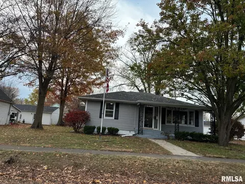 403 8th St, Pawnee, IL 62558