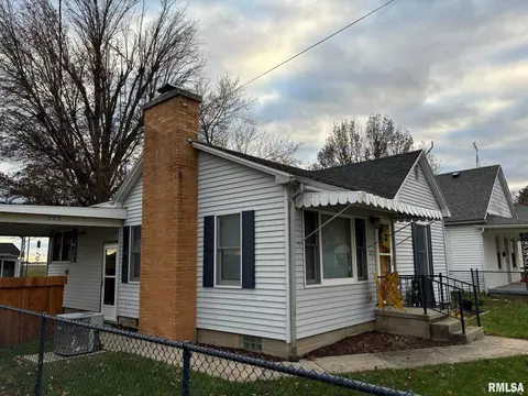 273 E Jackson St, Auburn, IL 62615