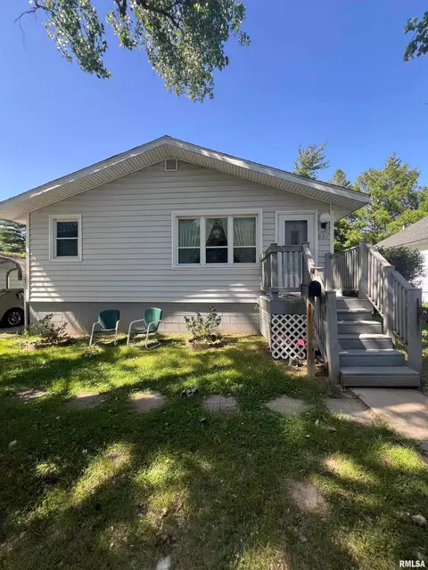 921 E Lincoln St, Riverton, IL 62561