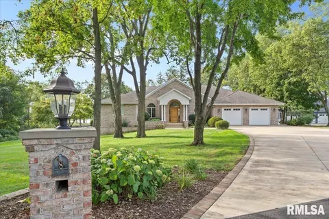 8 The Elms Ln, Springfield, IL 62712