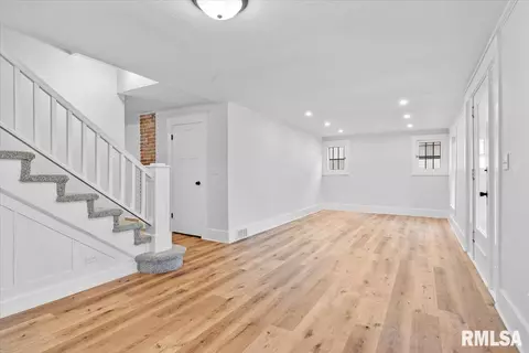 Living - 842 S Macarthur Blvd, Springfield, IL 62704 photo 3 of 3