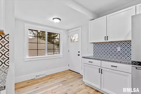 Entry Way - 842 S Macarthur Blvd, Springfield, IL 62704 photo 1 of 6