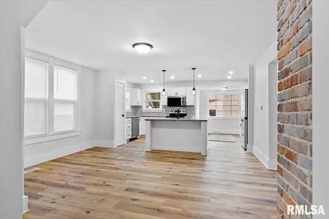 Entry Way - 842 S Macarthur Blvd, Springfield, IL 62704 photo 4 of 6