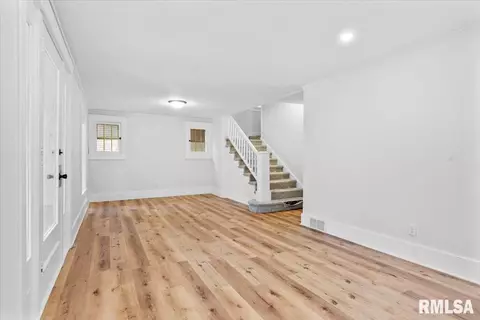 Living - 842 S Macarthur Blvd, Springfield, IL 62704 photo 1 of 3