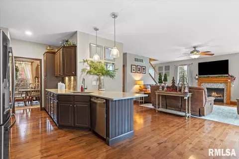 Kitchen - 4532 Greenbriar Dr, Springfield, IL 62711 photo 3 of 6