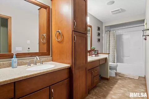 Bath - 4532 Greenbriar Dr, Springfield, IL 62711 photo 2 of 3