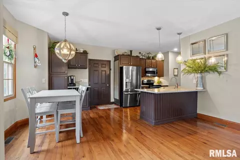 Kitchen - 4532 Greenbriar Dr, Springfield, IL 62711 photo 2 of 6