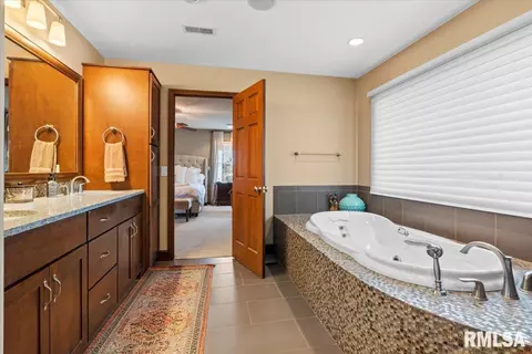 Bath - 4532 Greenbriar Dr, Springfield, IL 62711 photo 1 of 3